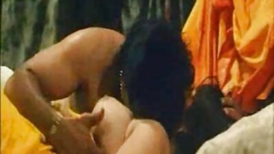 Esposa madura de meias se masturbando em filme pornor antigo para o marido
